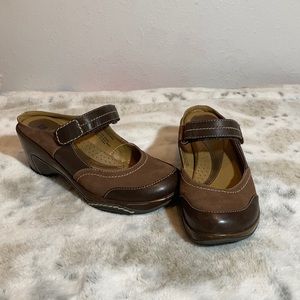 White mountain slip ons size 8